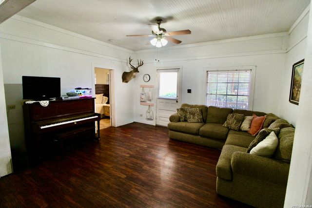 19231 Benton, Lytle, TX 78052