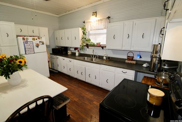 19231 Benton, Lytle, TX 78052