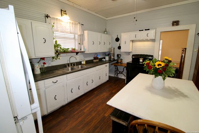 19231 Benton, Lytle, TX 78052