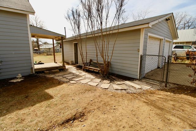 19231 Benton, Lytle, TX 78052