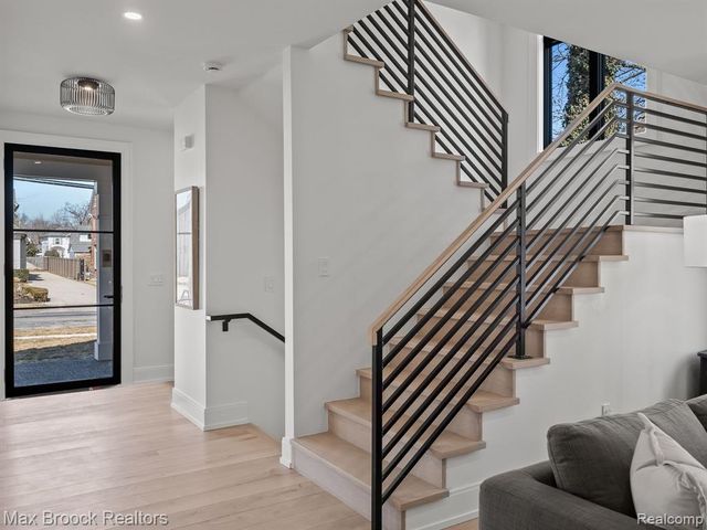 667 Oak Avenue, Birmingham, MI 48009