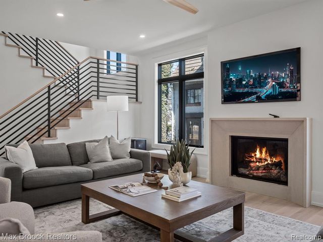 667 Oak Avenue, Birmingham, MI 48009