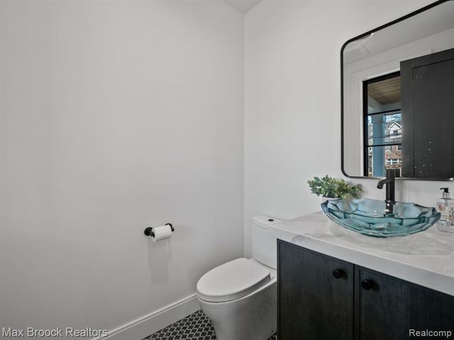 667 Oak Avenue, Birmingham, MI 48009