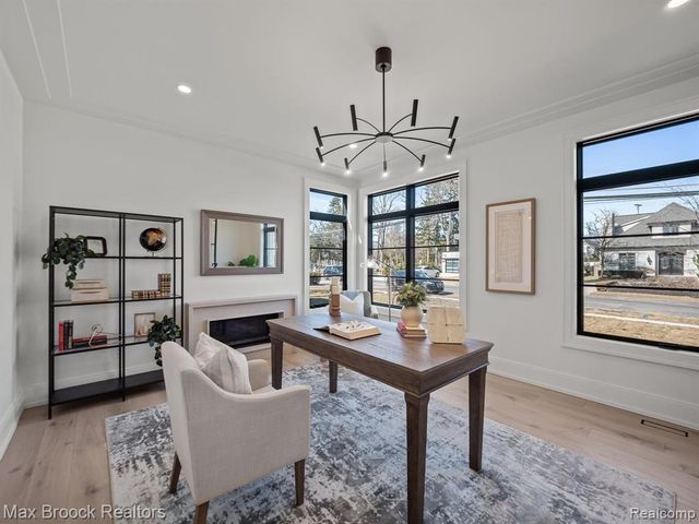 667 Oak Avenue, Birmingham, MI 48009