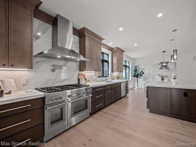 667 Oak Avenue, Birmingham, MI 48009