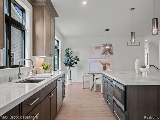 667 Oak Avenue, Birmingham, MI 48009