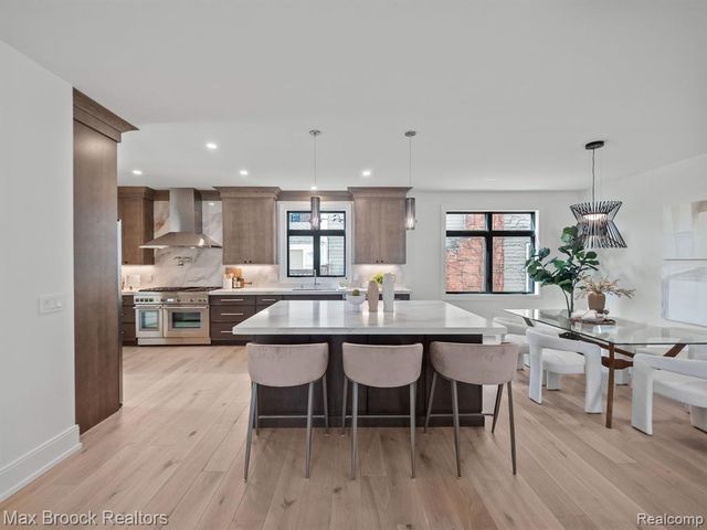 667 Oak Avenue, Birmingham, MI 48009