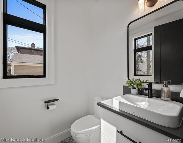 667 Oak Avenue, Birmingham, MI 48009