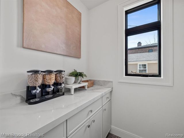 667 Oak Avenue, Birmingham, MI 48009