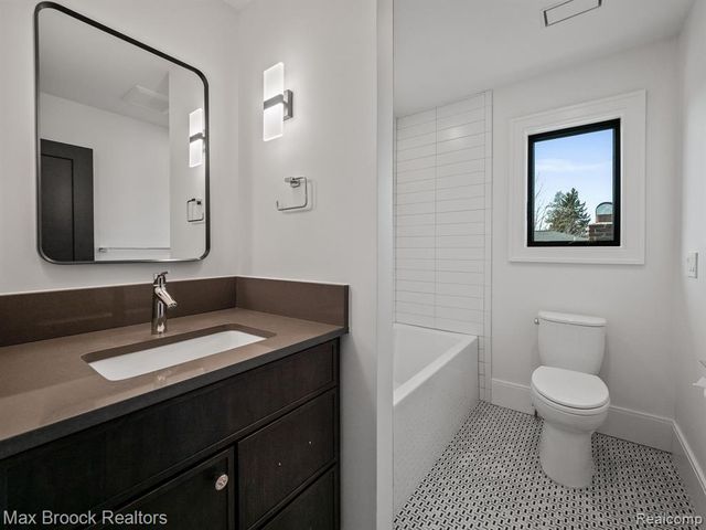 667 Oak Avenue, Birmingham, MI 48009