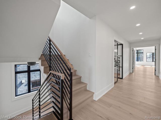 667 Oak Avenue, Birmingham, MI 48009