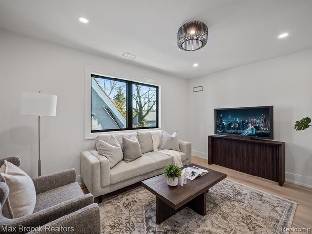 667 Oak Avenue, Birmingham, MI 48009