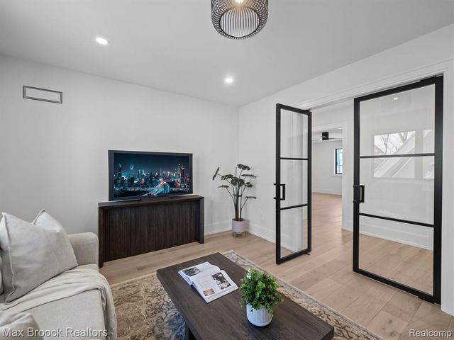 667 Oak Avenue, Birmingham, MI 48009