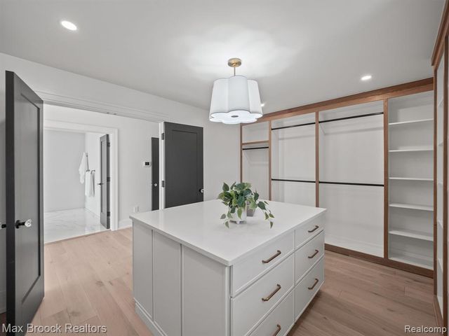 667 Oak Avenue, Birmingham, MI 48009