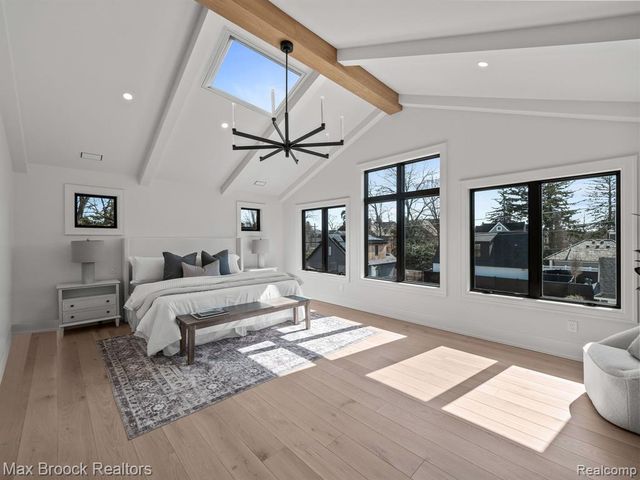 667 Oak Avenue, Birmingham, MI 48009