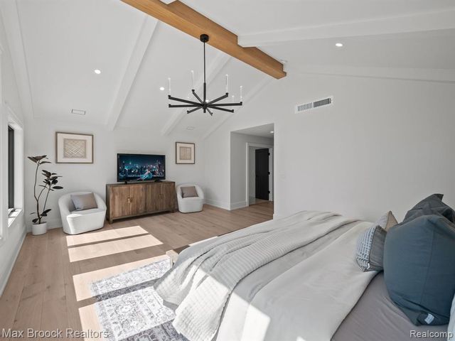 667 Oak Avenue, Birmingham, MI 48009