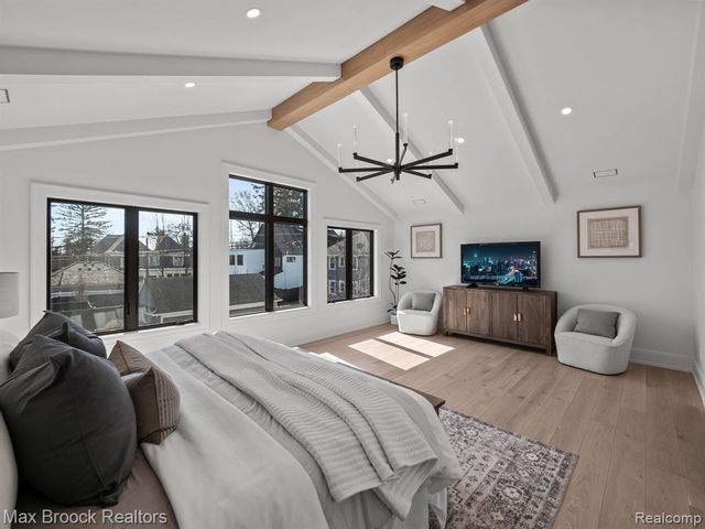 667 Oak Avenue, Birmingham, MI 48009