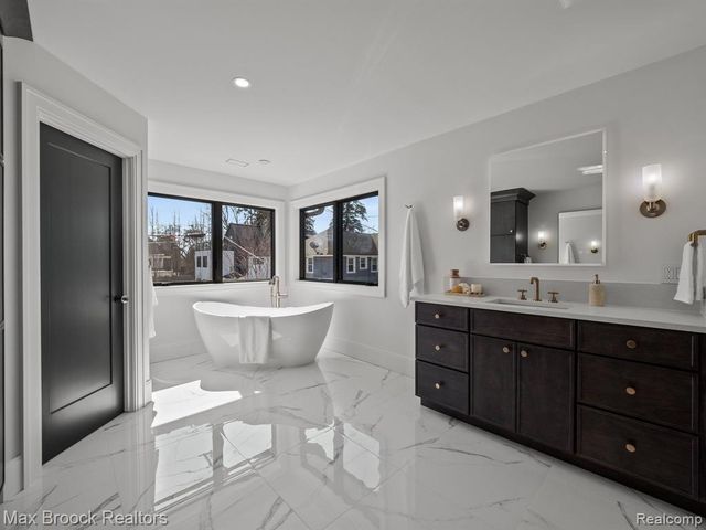 667 Oak Avenue, Birmingham, MI 48009