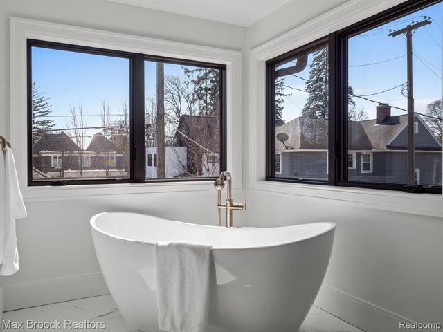 667 Oak Avenue, Birmingham, MI 48009