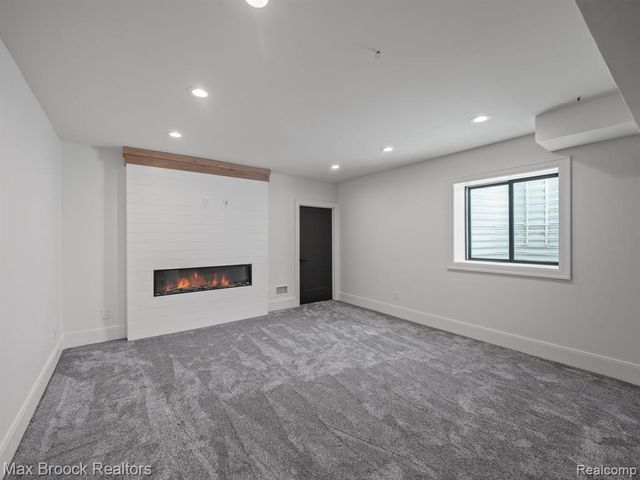 667 Oak Avenue, Birmingham, MI 48009