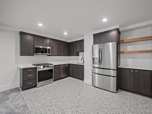 667 Oak Avenue, Birmingham, MI 48009