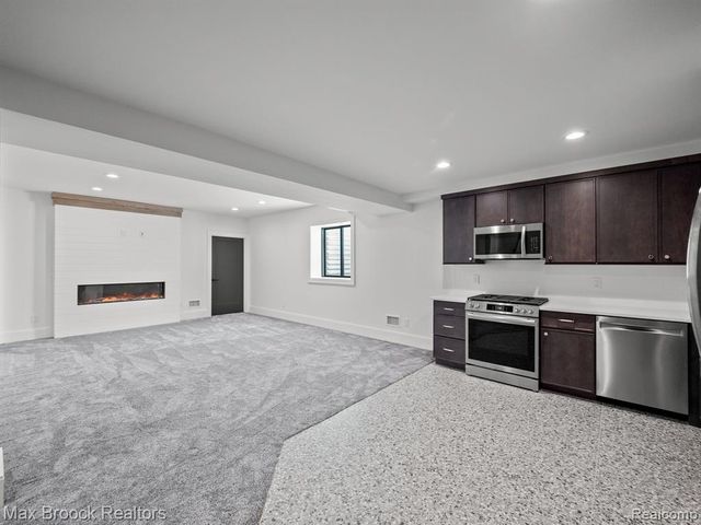 667 Oak Avenue, Birmingham, MI 48009