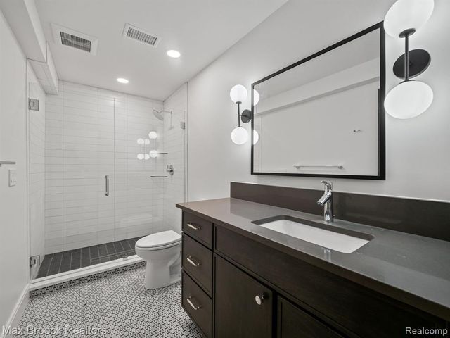 667 Oak Avenue, Birmingham, MI 48009