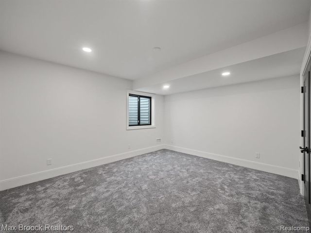 667 Oak Avenue, Birmingham, MI 48009