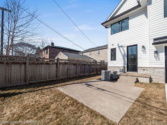 667 Oak Avenue, Birmingham, MI 48009