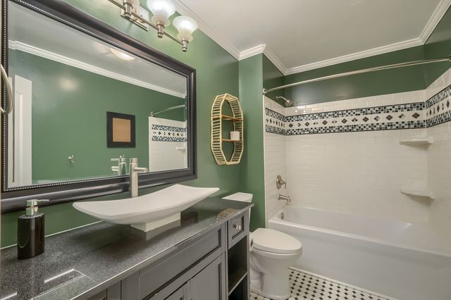 415 Park Avenue D, River Forest, IL 60305