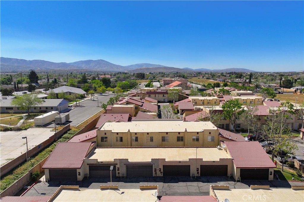 Image 5 of property listing at 1750 E Avenue Q14, Palmdale, CA 93550