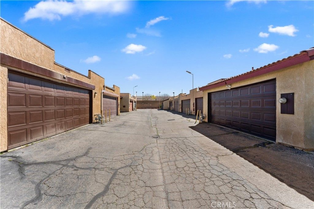 Image 8 of property listing at 1750 E Avenue Q14, Palmdale, CA 93550