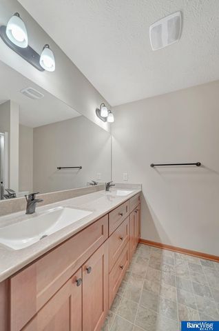 8976 Buckshot Road, Lincoln, NE 68507