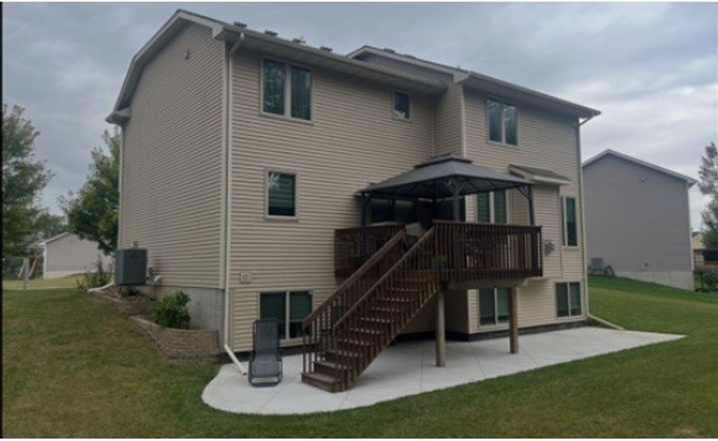 5833 Pine Court, Johnston, IA 50131