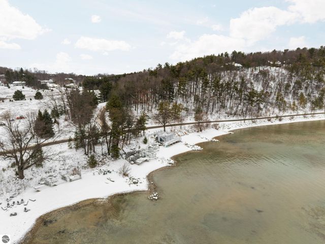 3019 Ishpeming Trail, Traverse City, MI 49686