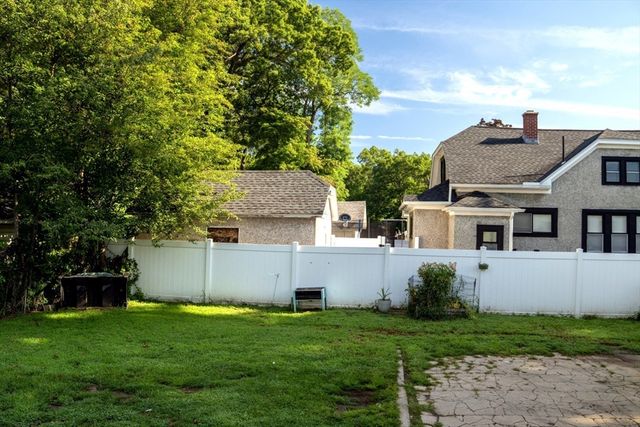 1388 Bay St, Springfield, MA 01109