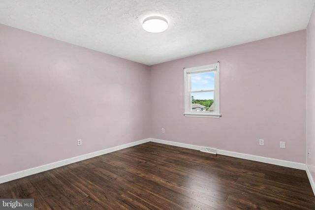 100 AMANDA AVE, Hanover, PA 17331