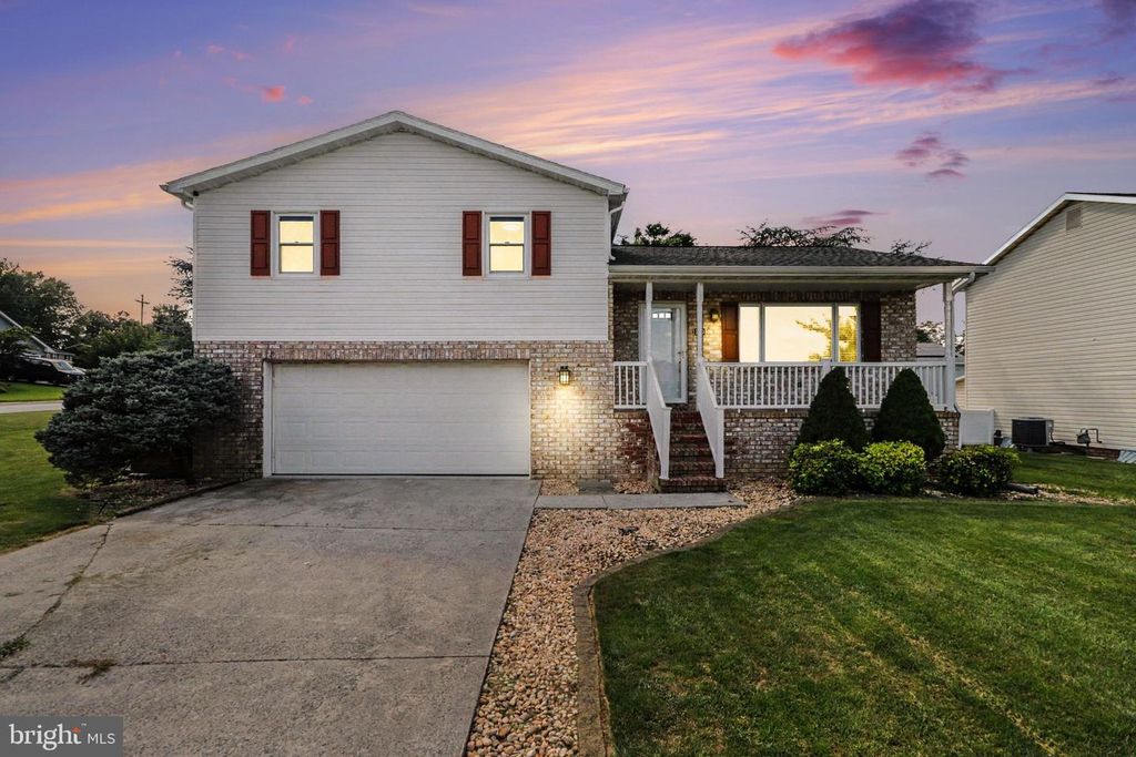 100 AMANDA AVE, Hanover, PA 17331