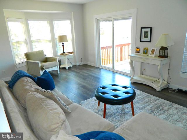 82 PEBBLE LN, Blackwood, NJ 08012