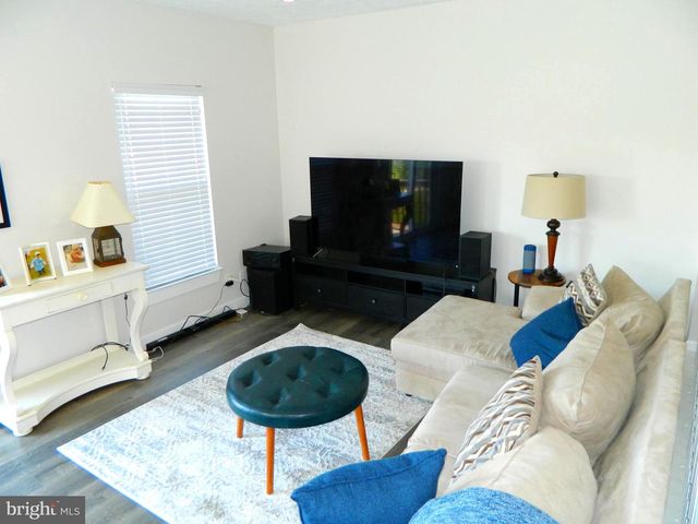 82 PEBBLE LN, Blackwood, NJ 08012