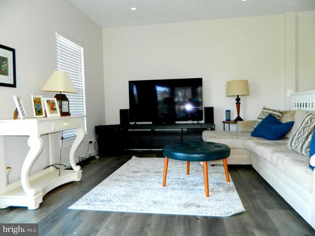 82 PEBBLE LN, Blackwood, NJ 08012