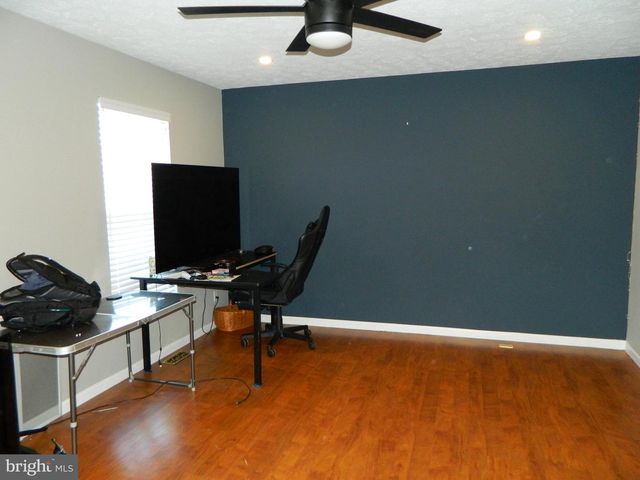 82 PEBBLE LN, Blackwood, NJ 08012