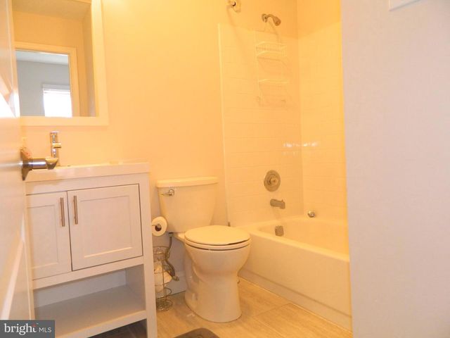 82 PEBBLE LN, Blackwood, NJ 08012