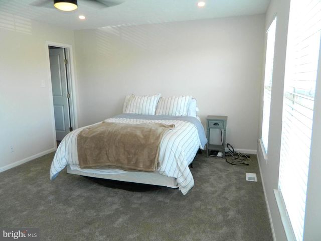 82 PEBBLE LN, Blackwood, NJ 08012