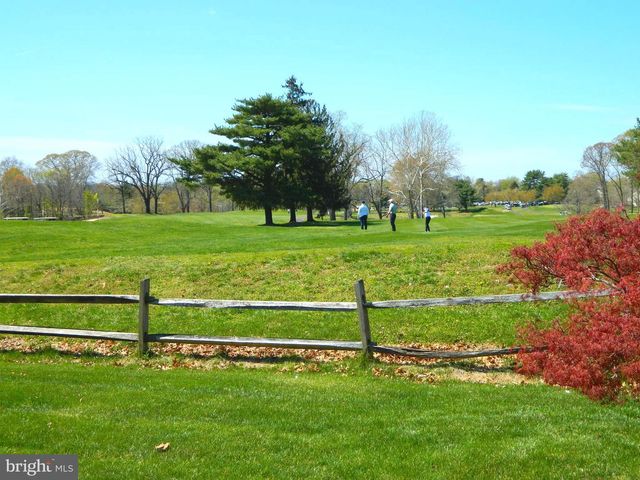 82 PEBBLE LN, Blackwood, NJ 08012