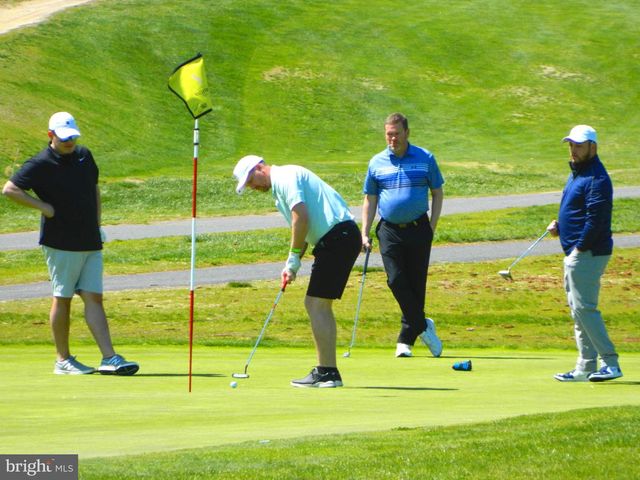 82 PEBBLE LN, Blackwood, NJ 08012