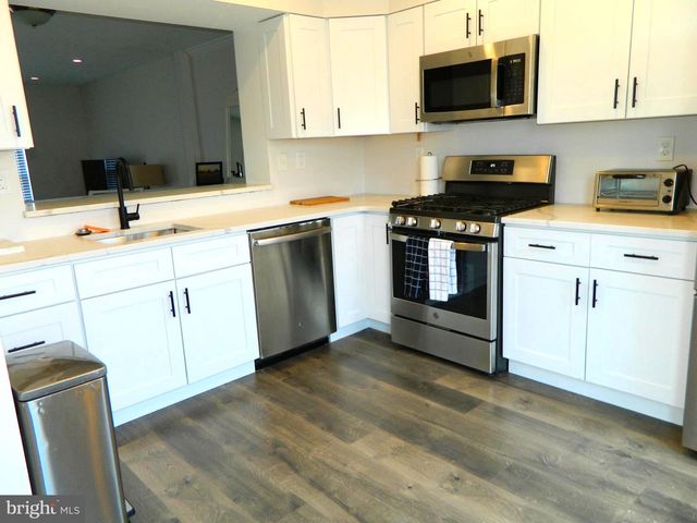 82 PEBBLE LN, Blackwood, NJ 08012