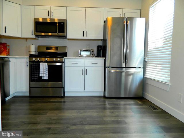 82 PEBBLE LN, Blackwood, NJ 08012