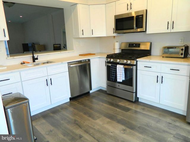 82 PEBBLE LN, Blackwood, NJ 08012