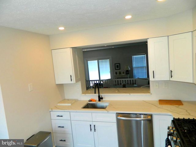 82 PEBBLE LN, Blackwood, NJ 08012